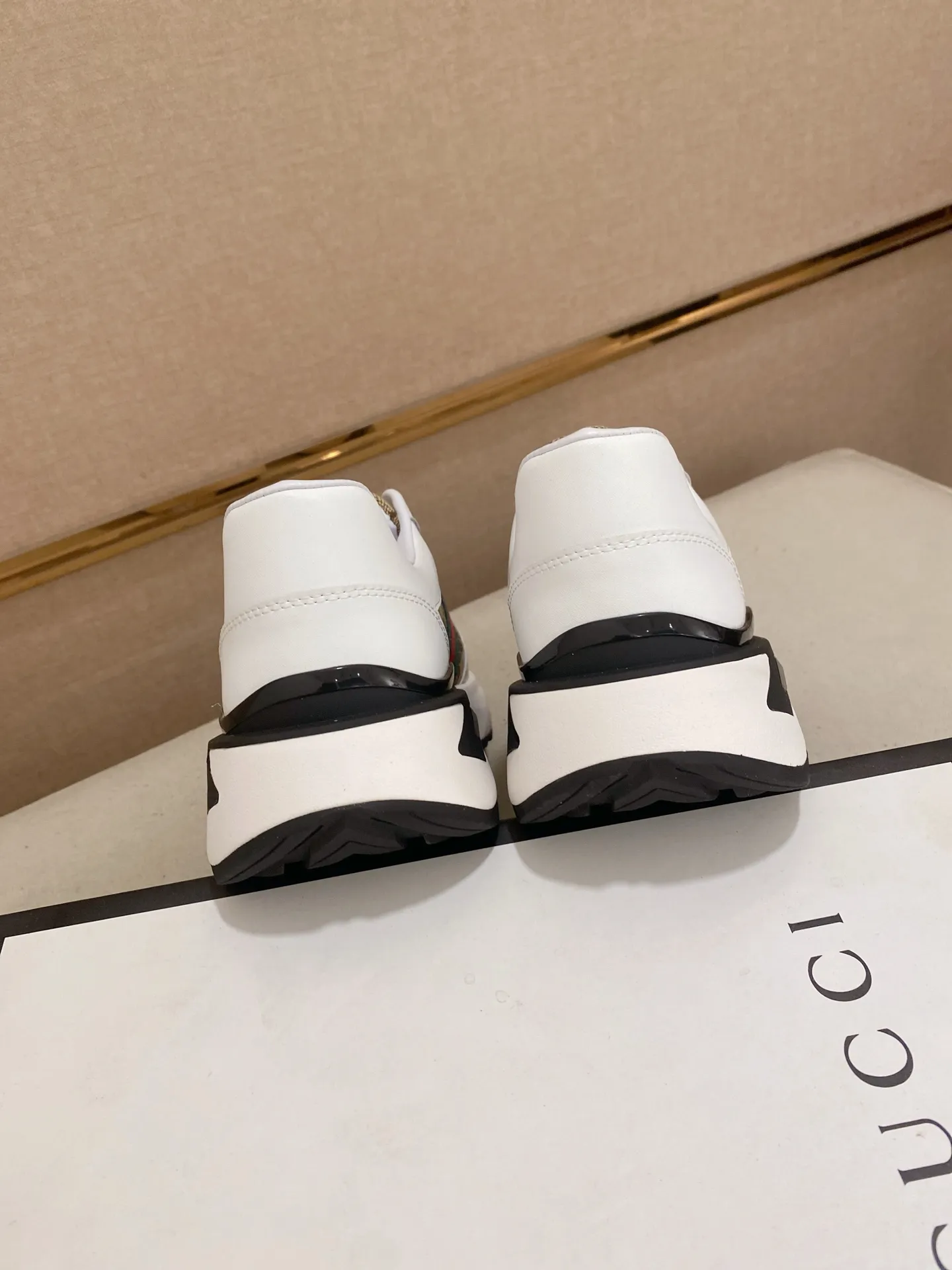 Men's shoes 💰 462💰The new GUCCI (Gucci) counters are launched simultaneously. The new men's shoes, 😘fabrics are selected from imported cowhide, and the lining is sheepskin lining. 👍🏿 High-end ☄️ air-cushion molded anti-slip rubber outsole, exquisite lines, simple and elegant, comfortable and high-end for leisure travel. Code number: 38 to 44 (45 can be customized and cannot be returned or exchanged)
